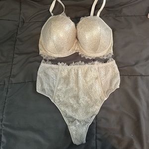 Victoria's secret bra and panty set size 34DDD/M